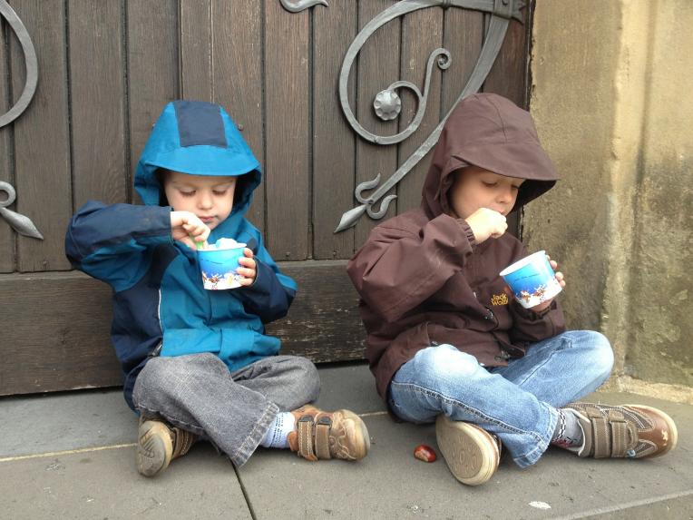 Children eating ice cream